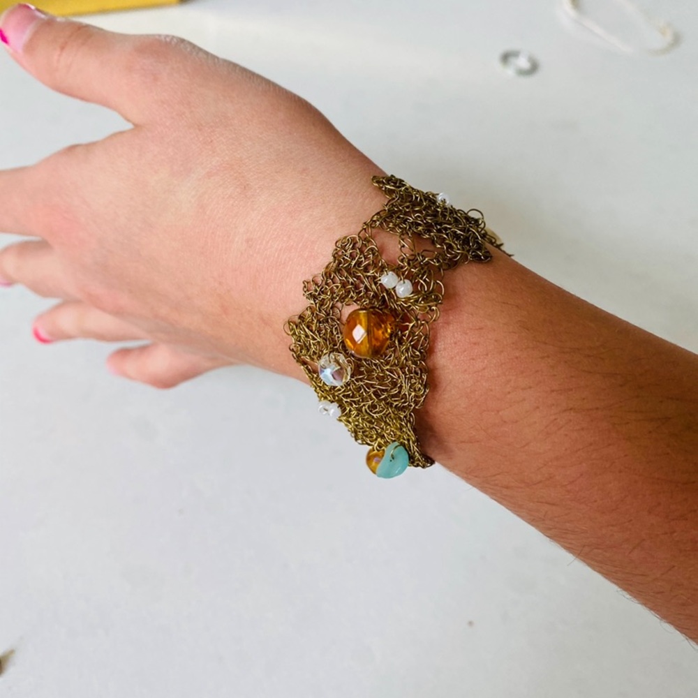 Mesh metal bracelet with beads on top - Picture 2 of 6